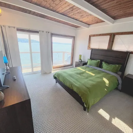 Waterfront beach house 3 minute walk to town.