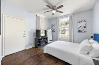 Charming Cottage in historic Nacogdoches. Steps away from the brick streets! - 3-Star