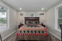 The Bear Den: Rehabbed Home Near the Branson Landing - Country Houses