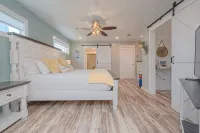 Charming Family Friendly Coastal Home Min from Beach and Bay!!! Sleeps 9! - 4 tähden