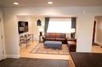 CLEAN, easy checkout. Close to downtown Bozeman, hiking, skiing, and MSU. - 4-Star