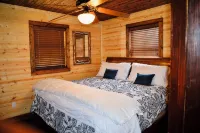 Charming cottage with pond in Heart of New River Gorge - Boutique