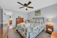 Charming waterfront  3-bedroom house - Wifi