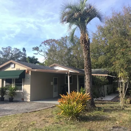 Cute Bungalow close to downtown and Anna Maria Island.