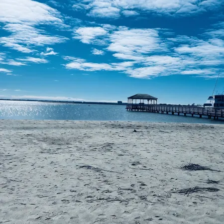 BAY AND BEACHRelax in this well appointed beach cottage in historic Old Town