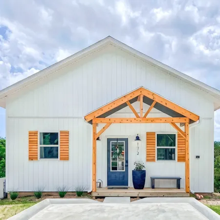 Modern Farmhouse With a Loft, Unbeatable Location