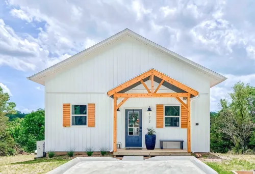 Modern Farmhouse With a Loft, Unbeatable Location - บังกะโล