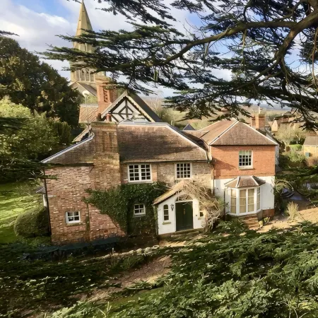 Luxury Coach House in beautiful rural village, scenic walks & 3 miles to Ledbury