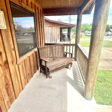 PX Cafe #69 Cabin in Town, Walking Distance to the Courthouse Square.
