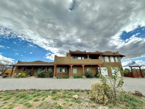 Tranquil 7-bedroom house near the center of Taos - 4-Star
