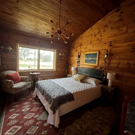 Stunning Lake Views From This Artistic Getaway Hotels in Wayne County