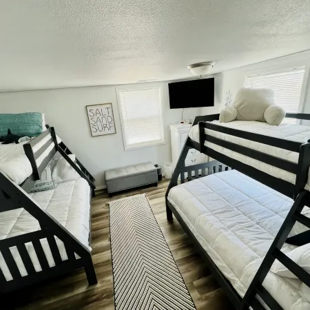 Boho Beach Bungalow with new deck walking distance from the Gulf