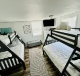 Boho Beach Bungalow with new deck walking distance from the Gulf - Wifi