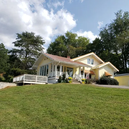 "Historical”Yellow TeaCup Cottage,Farm Setting, Horses &Goats ,Rest n Relax