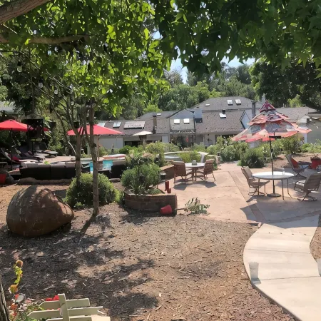 Adorable 4 Bedroom Guest House WPool + Jacuzzi
