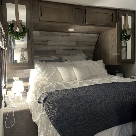 Cozy camper in Clemson Hills.  5 minutes from Clemson University.  Pet friendly!