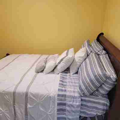 Clean, spacious, and Cozy Basement Apartment for a memorable HomeAway experience Rooms