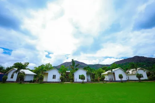 Giri Sarovar Resort - Private Pool