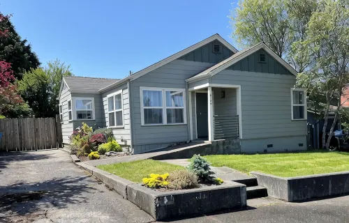 Spruce Cottage Bright 3 Bedroom 2 Bath near Henderson Center. Master suite. - 4-Star
