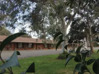 Greenacres Motel - parking
