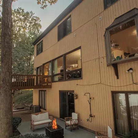 Huge Lake House! Sleeps 12. 5Br/4BA. Hot Tub + Game Room!