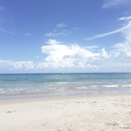 : Sandy Feet Retreat: Walk to the Beach! :