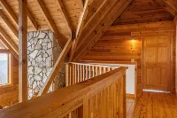 Long-Range Mtn Views, Huge Deck, Spa, Play Room, 1 Mile to Ski Resort & Trails - 3성급