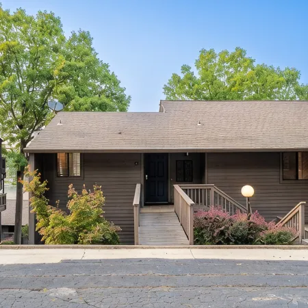 Lake Hamilton Condo - Sleeps 4, Pool, and Hot Tub!