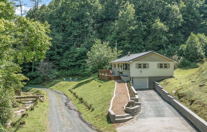 Charming Mtn Cabin, Hot Tub+Fire Pit, Private, WiFi, Grill, Near Green Mtn Area!