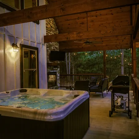 Romantic Couples Cabin minutes from Casino Excitement & Lakeside Serenity