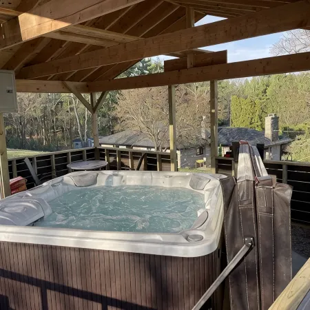 Newly renovated spacious private farmhouse 5 min from lake.