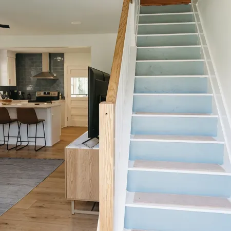 “Ivory Inn” Modern Stay w/ Hot Tub - Greyline
