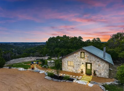 Hill Country views, beautiful sunsets, private, and natural wildlife. - 4 stjerner
