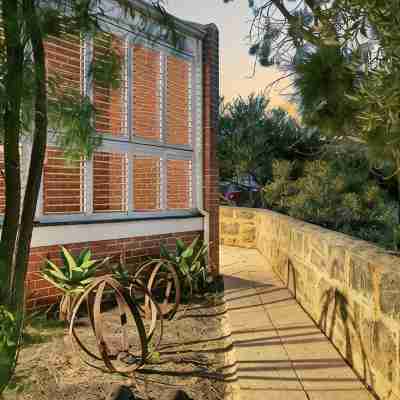North Fremantle Retreat | Walk to Beach, River & Train Hotel Exterior