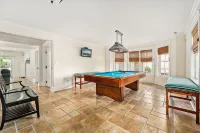 5-bedroom vacation home just a short walk to Cape May Beach - Hot Tub