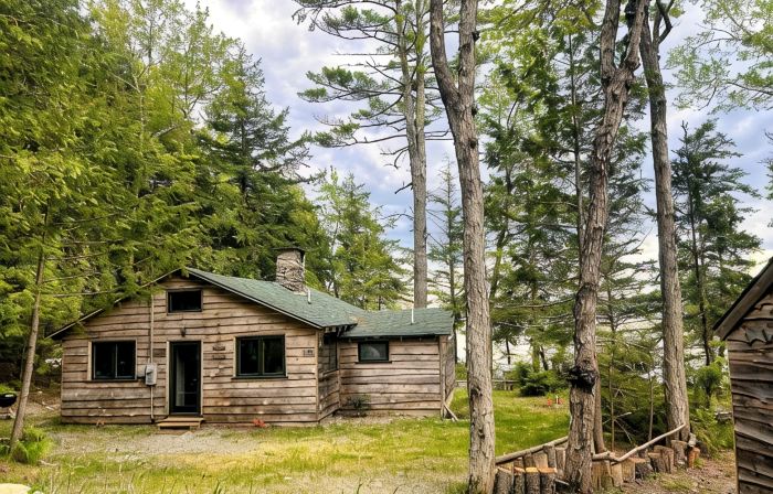 Welcoming 4-bedroom lake front cabin in charming Otis on Beech Hill Pond.