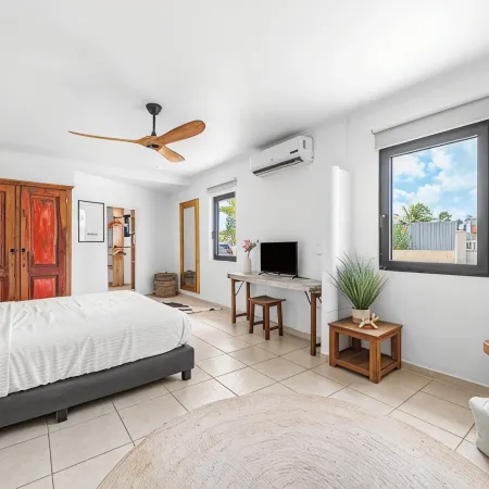 Charming apartment with AC in living, garden and walking distance to the ocean!