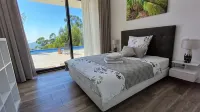 New Construction above the Rooftops of Calheta, Absolute Privacy, Heated Pool. - 4 stjerner