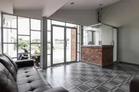 RedDoorz Plus Near RS Usu Medan 2 فنادق في ميدان