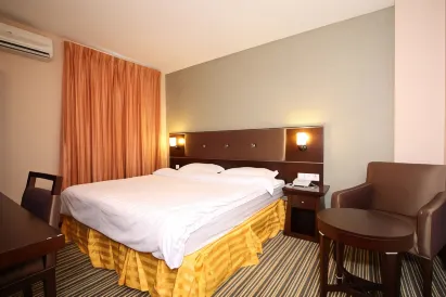 1 City Hotel