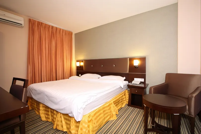 1 City Hotel
