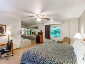 Days Inn & Suites by Wyndham Kaukauna WI