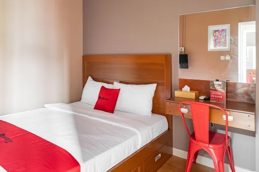 RedDoorz Hostel Near LTC Glodok Hotels near Santa Maria de Fatima Church