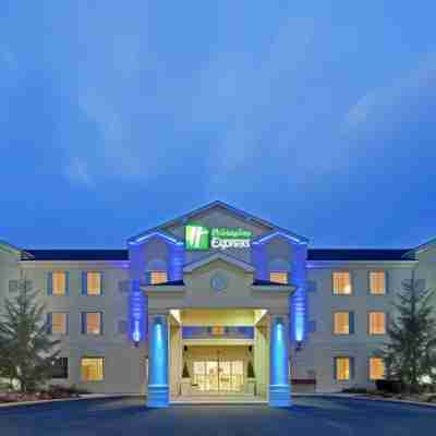 Holiday Inn Express & Suites Reading Airport Hotel Exterior