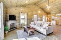 Cozy Mississippi Cabin w/ Covered Porch & Grill!
