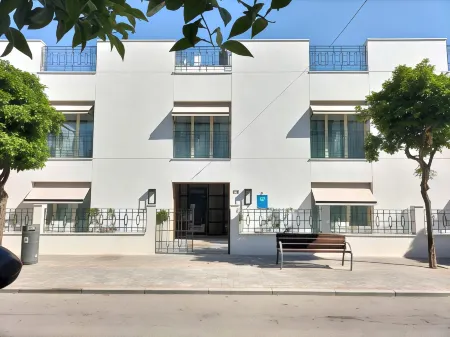 Apartamentos Turísticos La Plaza Отели рядом с достопримечательностью «Playa Ballena Rota»