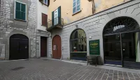 Ancient Courtyard Bonanomi in Como Historic Centre