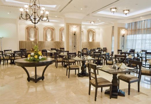 아일라 호텔의 실내 수영장 전경