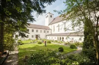 Kloster St. Josef - Tagungs- und Gästehaus Hotels in der Nähe von Jura Zoo