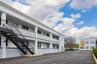 Super 8 by Wyndham Lindenhurst Hotel a Ocean Beach